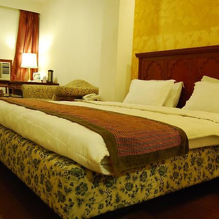 Hotel Mohan Lucknow Exteriör bild