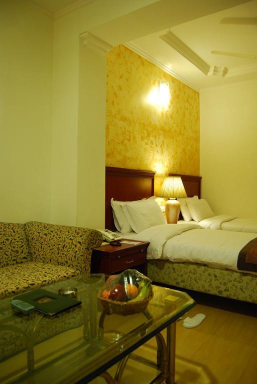 Hotel Mohan Lucknow Exteriör bild