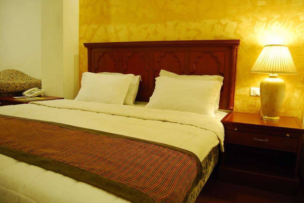 Hotel Mohan Lucknow Exteriör bild