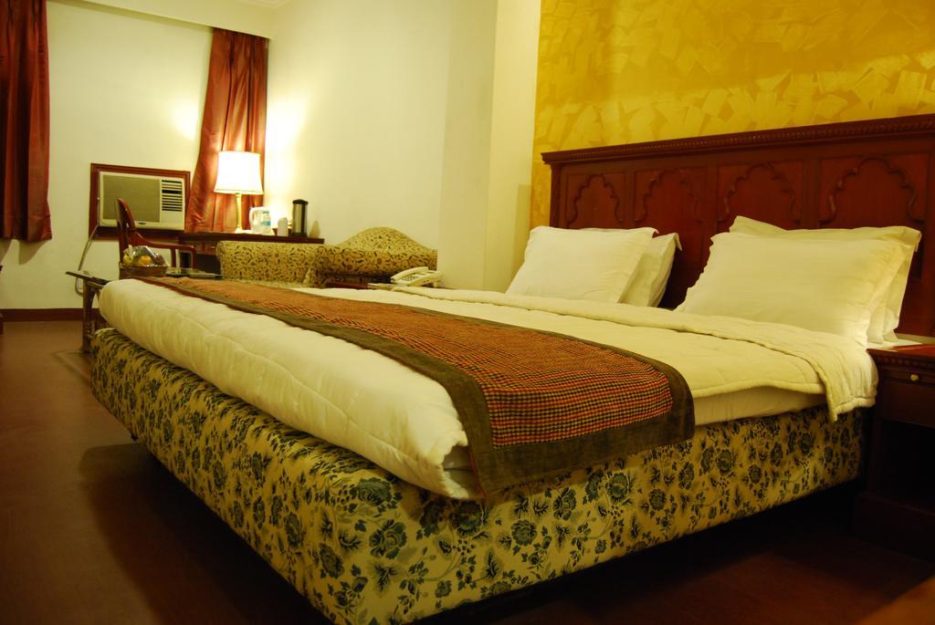 Hotel Mohan Lucknow Exteriör bild